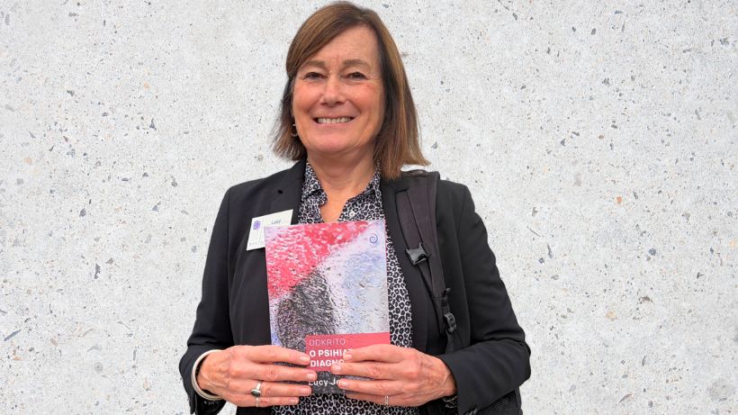 Lucy Johnstone s knjigo Odkrito o psihiatričnih diagnozah