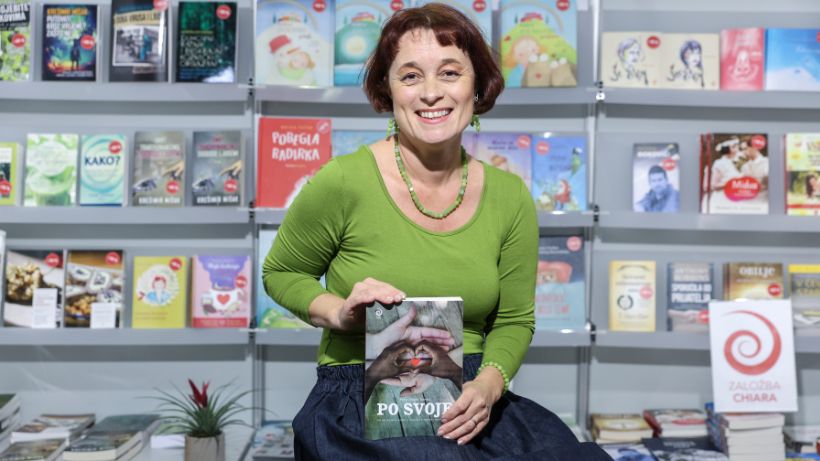 Petra Guček Tomšič s svojo knjigo Po svoje