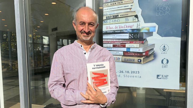 Sami Timimi s knjigo V iskanju normalnosti na Dnevih Leona Lojka na Bledu 2025
