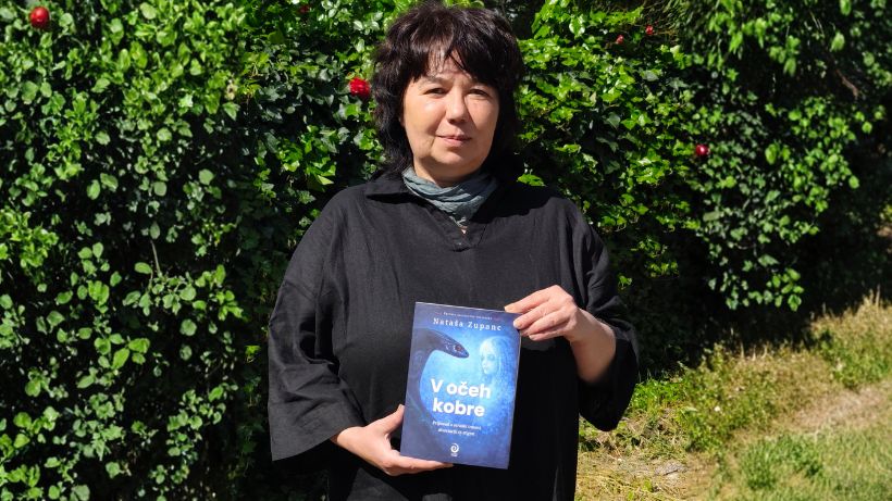 Nataša Zupanc s svojo knjigo V očeh kobre
